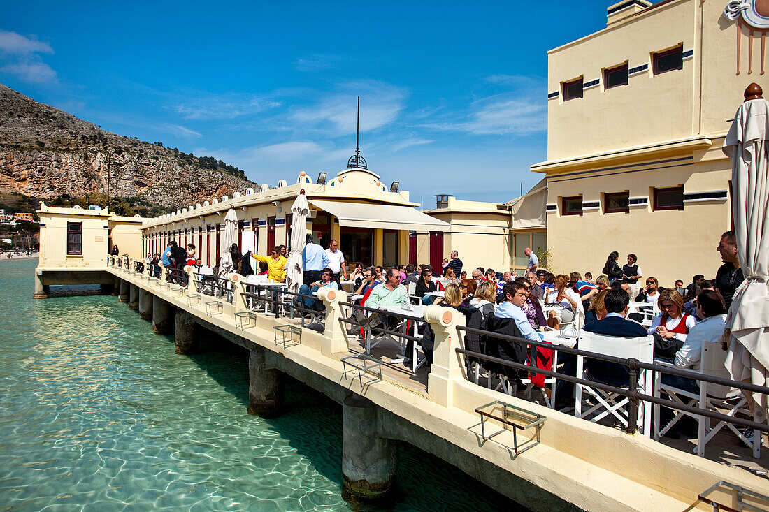 Café vor dem Kursaal, Mondello, Palermo, Sizilien, Italien, Europa