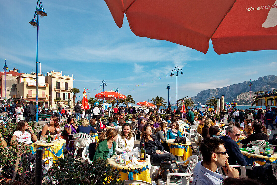 Café auf der Piazza, Mondello, Palermo, Sizilien, Italien, Europa