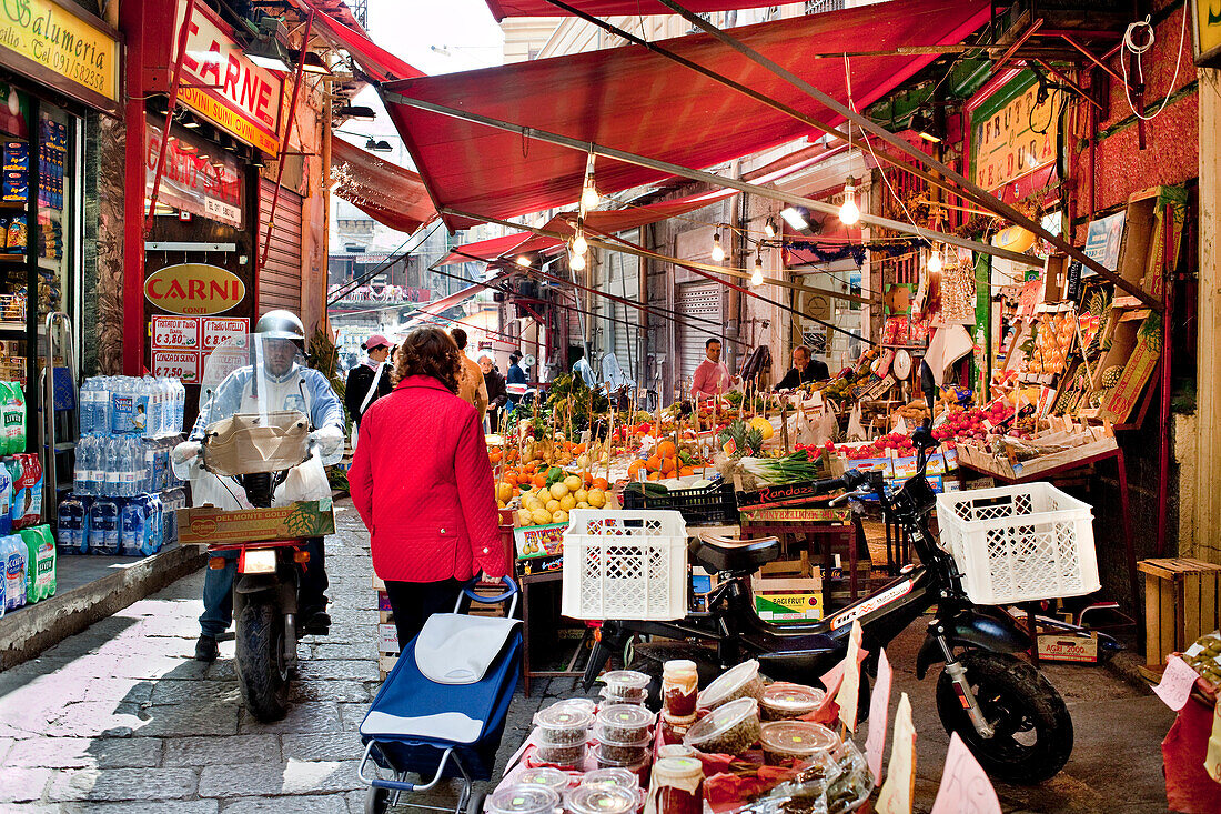 Menschen auf dem Markt, Mercato della Vucciria, Palermo, Sizilien, Italien, Europa