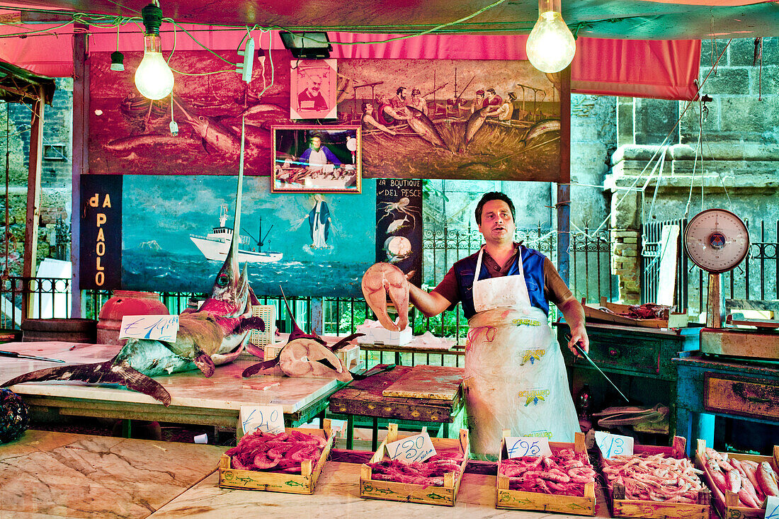 Fischverkäufer mit Schwertfisch, Mercato di Ballarò, Palermo, Sizilien, Italien