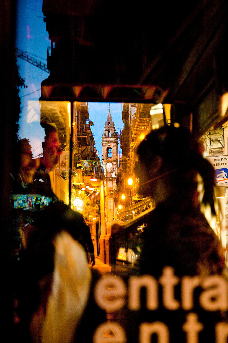 Blick durch einen Bus, Kirche Sant Ignazio dell Olivella, Palermo, Sizilien, Italien, Europa