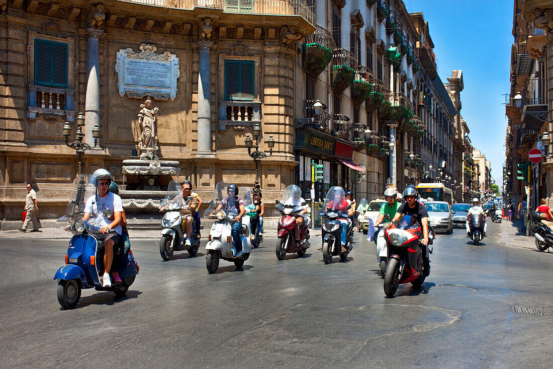 Vespas in der Straße, Kreuzung Quattro Canti, Palermo, Sizilien, Italien