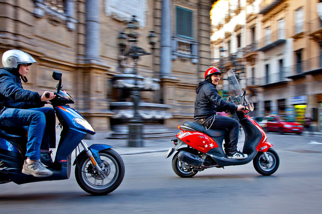 Vespas in der Straße, Palermo, Sizilien, Italien, Europa