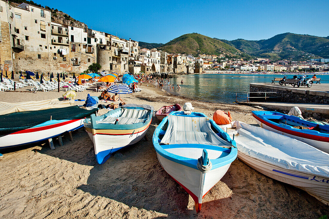 Strand mit Fischerbooten, Altstadt, Cefalù, Palermo, Sizilien, Italien