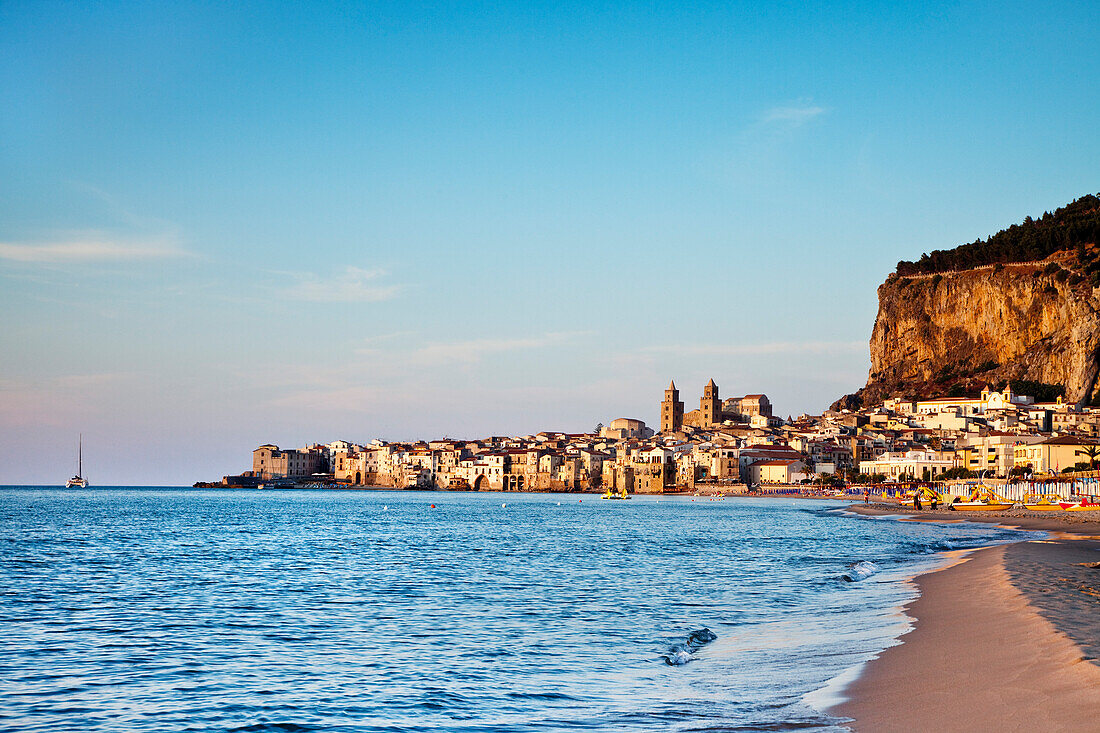 Strand, Altstadt, Dom und Felsen La Rocca, Cefalù, Palermo, Sizilien, Italien