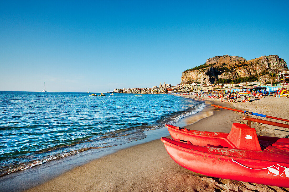 Strand, Boot, Altstadt, Dom und Felsen La Rocca, Cefalù, Palermo, Sizilien, Italien