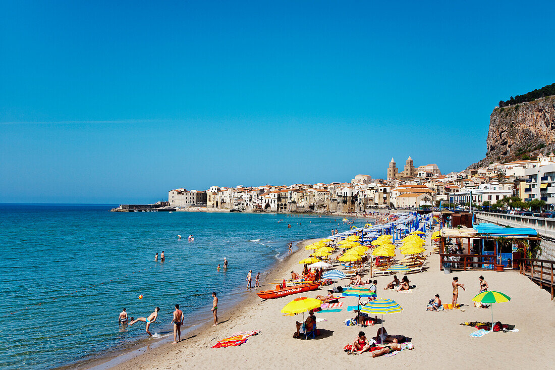 Strand, Altstadt, Dom und Felsen La Rocca, Cefalù, Palermo, Sizilien, Italien