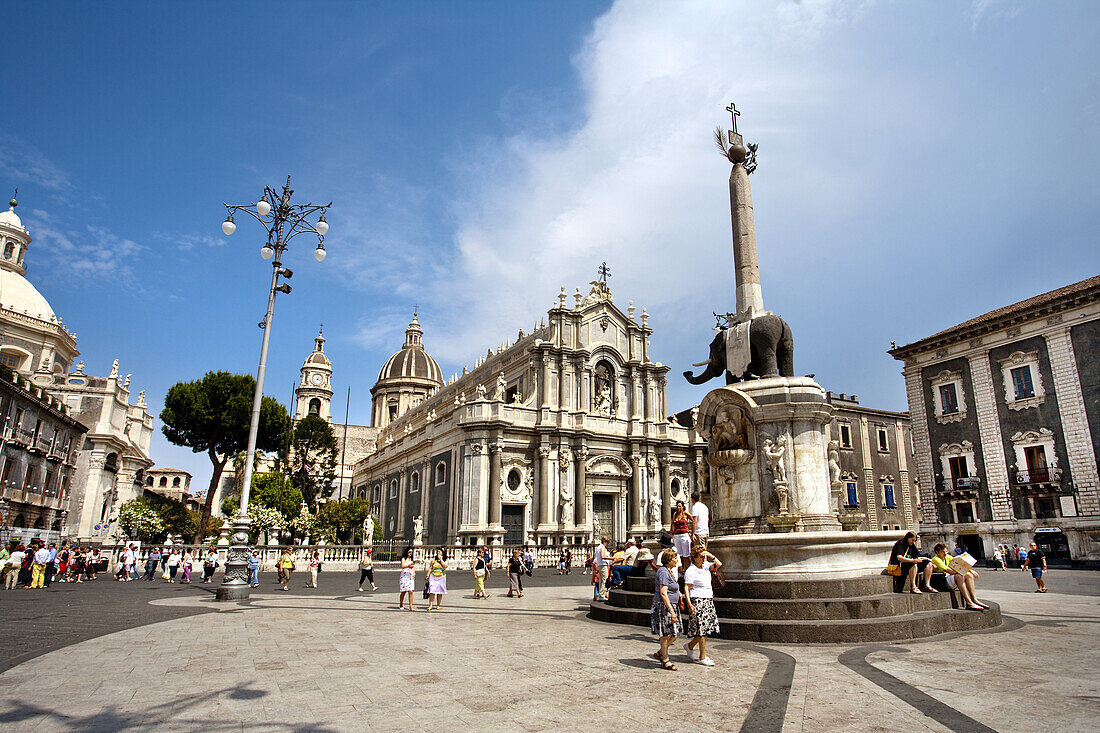 Elefantenstatur und Dom, Piazza Duomo, Catania, Sizilien, Italien