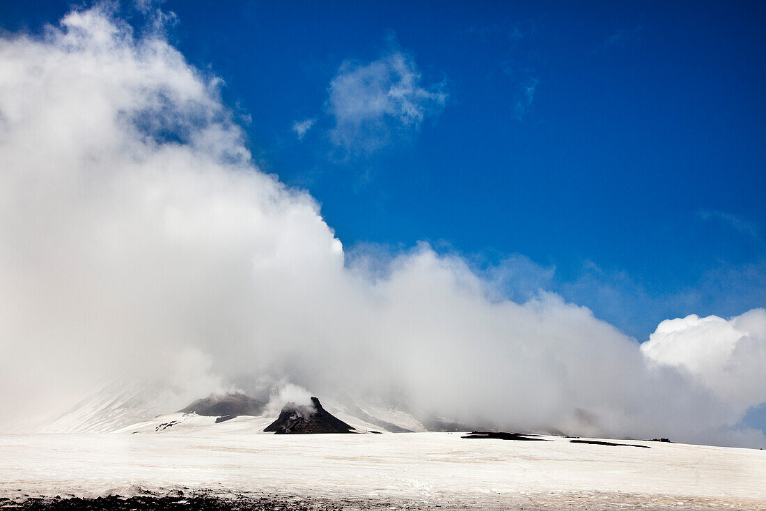 Krater mit den Wolken bedeckt, Gipfel, Ätna, Sizilien, Italien