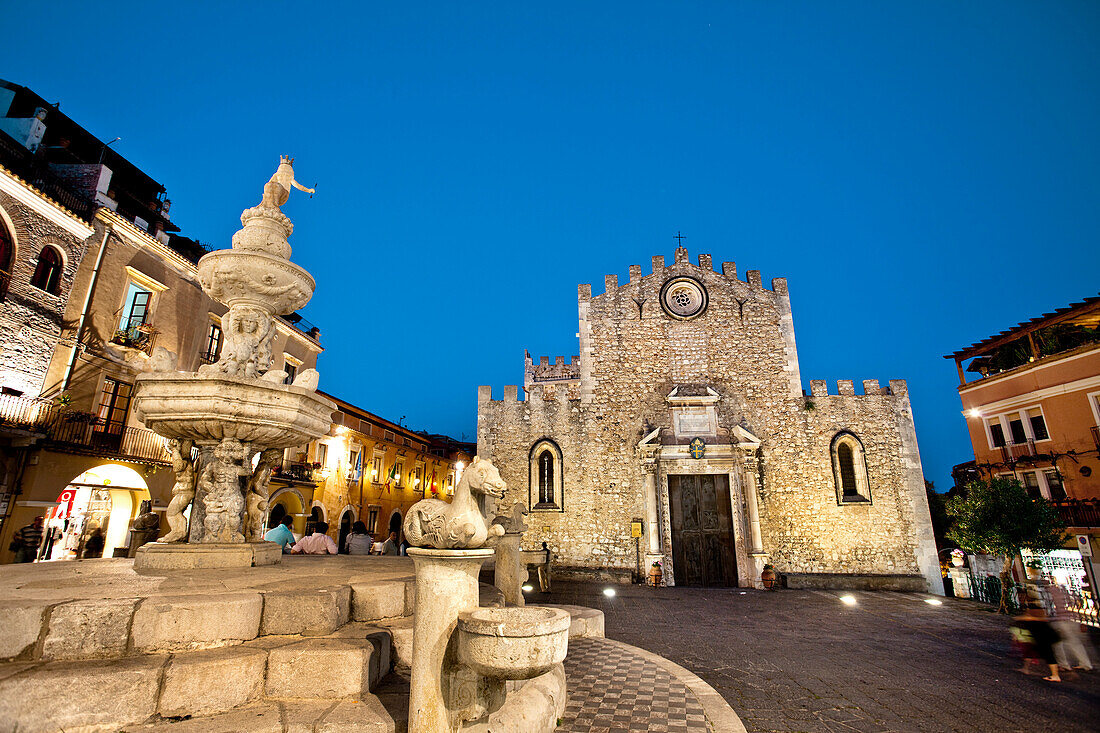 Abendstimmung, Dom, Piazza del Duomo, Taormina, Sizilien, Italien