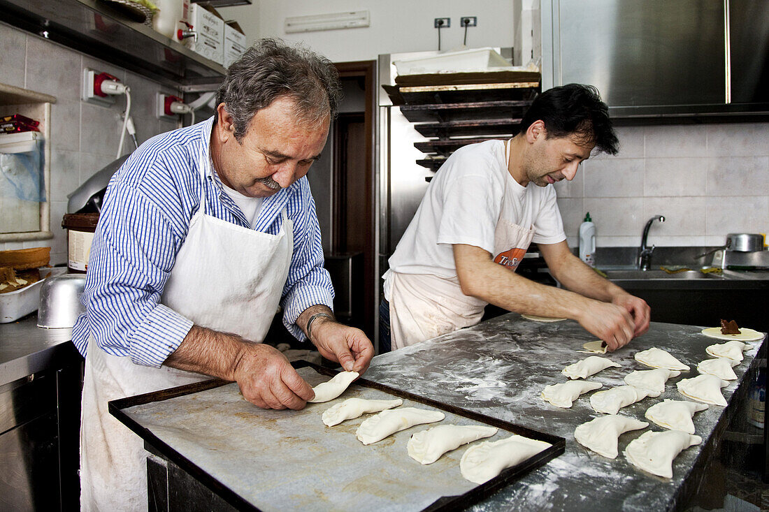 Bäcker, Caffè La Piazzetta, Savoca, Sizilien, Italien