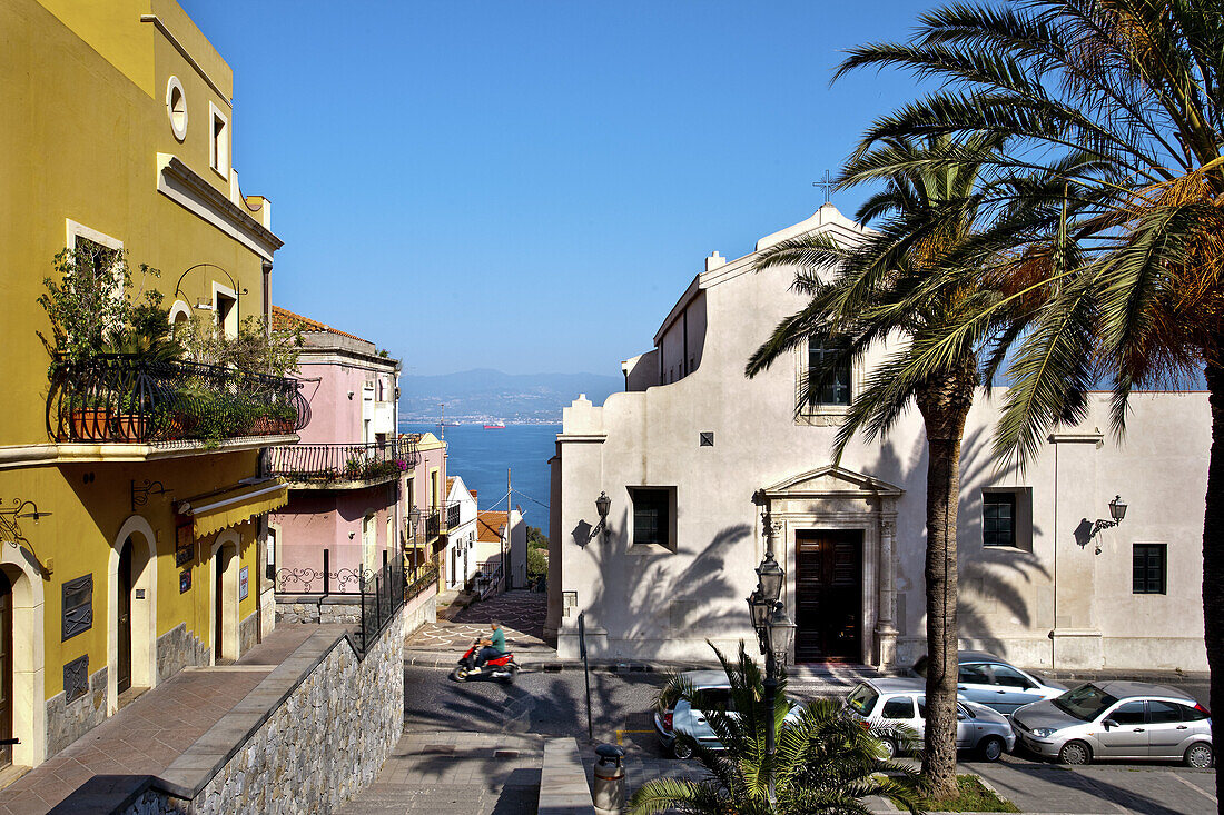 Platz in der Oberstadt, Milazzo, Sizilien, Italien