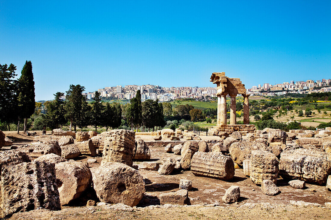 Blick über Dioskurentempel auf die Stadt, Agrigent, Sizilien, Italien, Europa