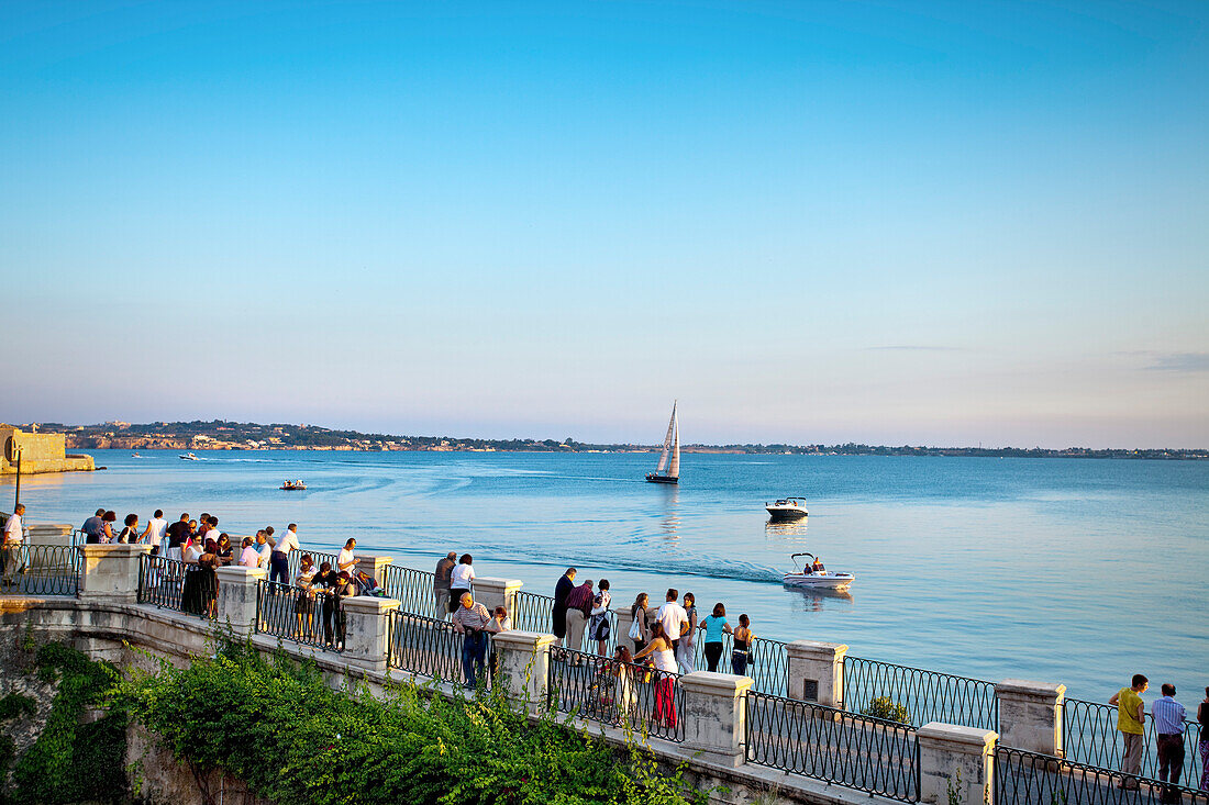 Promenade, Lungomare, Arethusa Quelle, Ortiygia, Siracusa, Syrakus, Sizilien, Italien