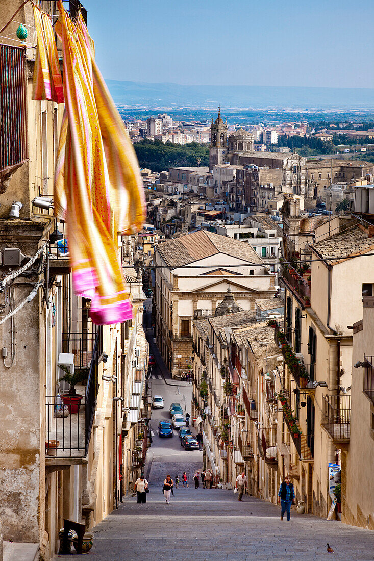 Blick von der Kramiktreppe auf Caltagirone, Sizilien, Italien, Europa