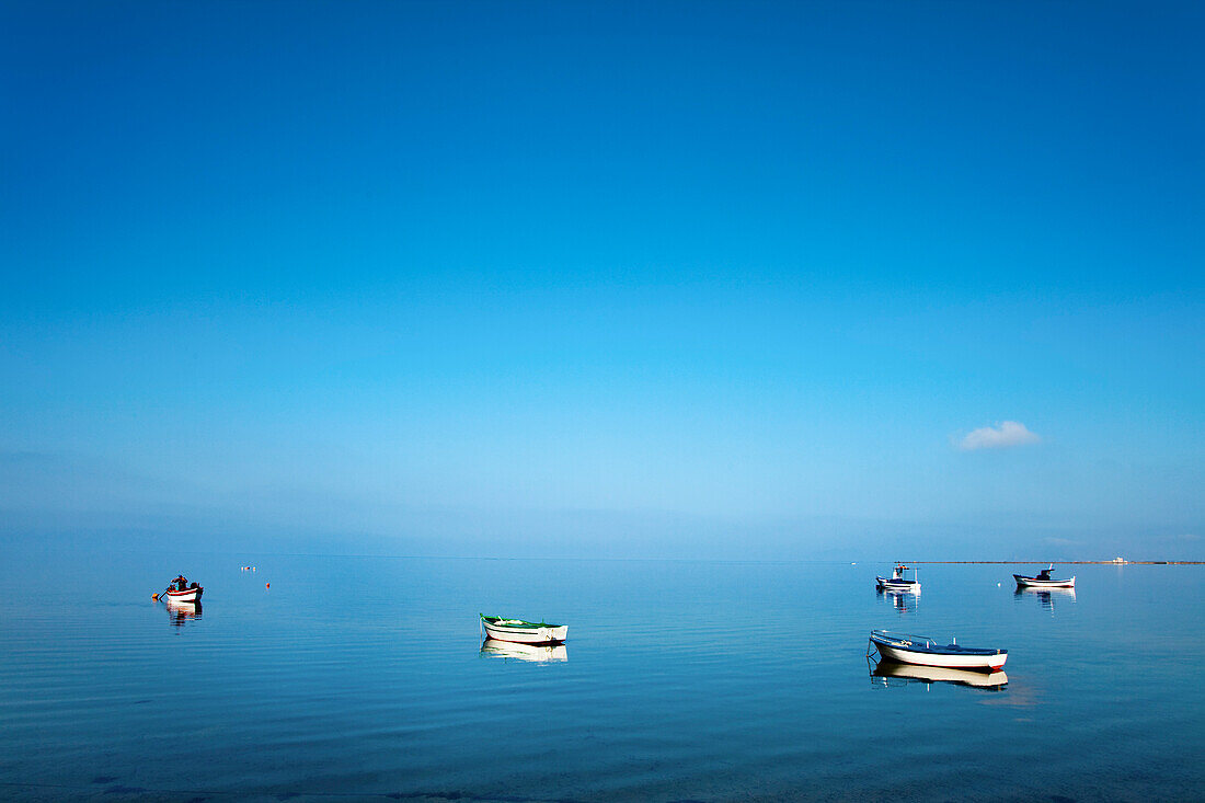 Boote im Meer bei Marsala, Sizilien, Italien, Europa