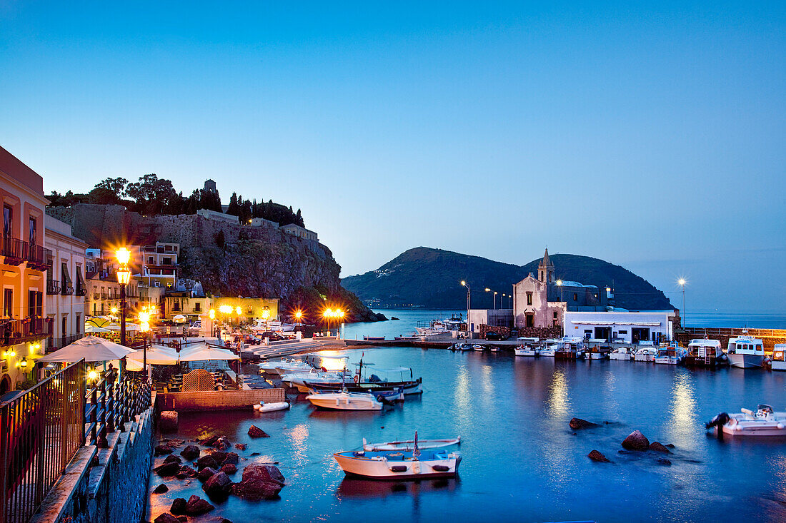 Abendaufnahme, Hafen Marina Corta, Lipari Stadt, Lipari, Liparische Inseln, Sizilien, Italien