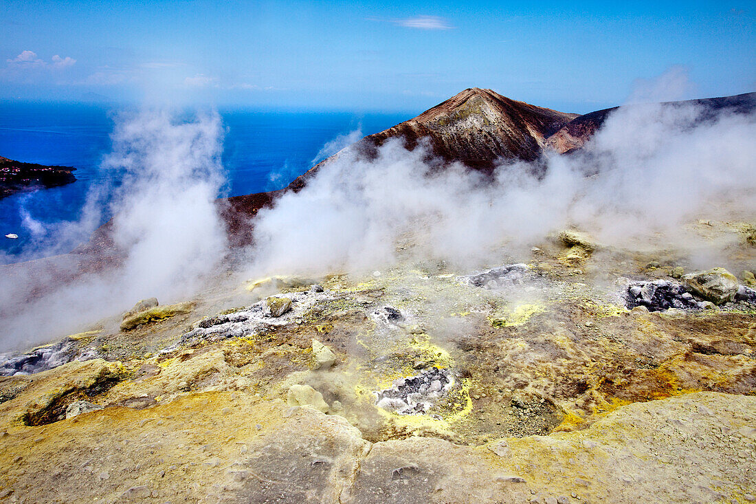 Schwefelgase am Vulkankrater, Vulcano, Liparische Inseln, Sizilien, Italien