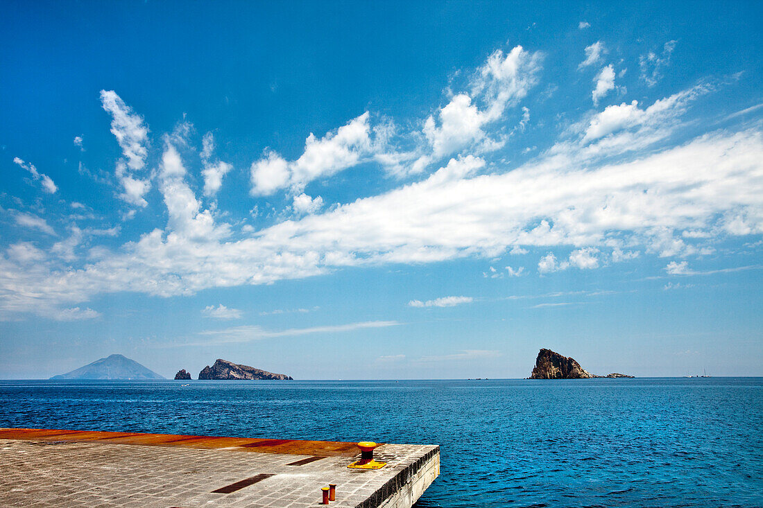 Blick von Panarea auf Felseninseln und Stromboli, Liparische Inseln, Sizilien, Italien