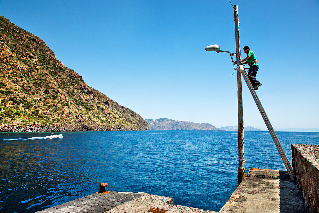 Arbeiter im Hafen, Rinella, Salina, Liparische Inseln, Sizilien, Italien