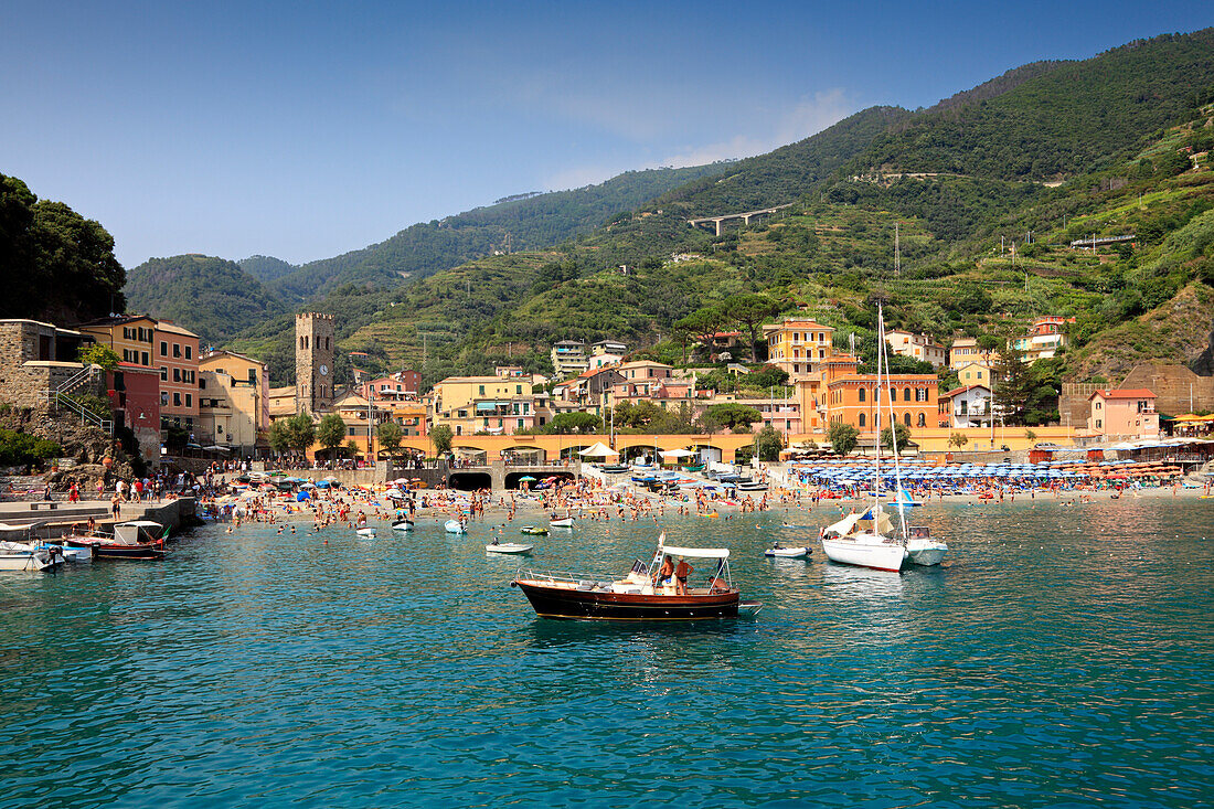 Hafenbucht und Strand, Monterosso al Mare, Cinque Terre, Ligurien, Italienische Riviera, Italien, Europa