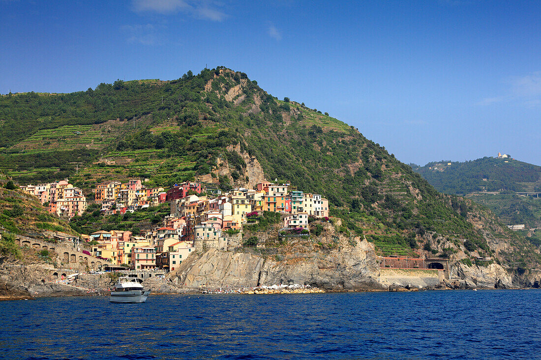 Blick vom Meer auf Manarola, Bootsfahrt entlang der Küste, Cinque Terre, Ligurien, Italienische Riviera, Italien, Europa