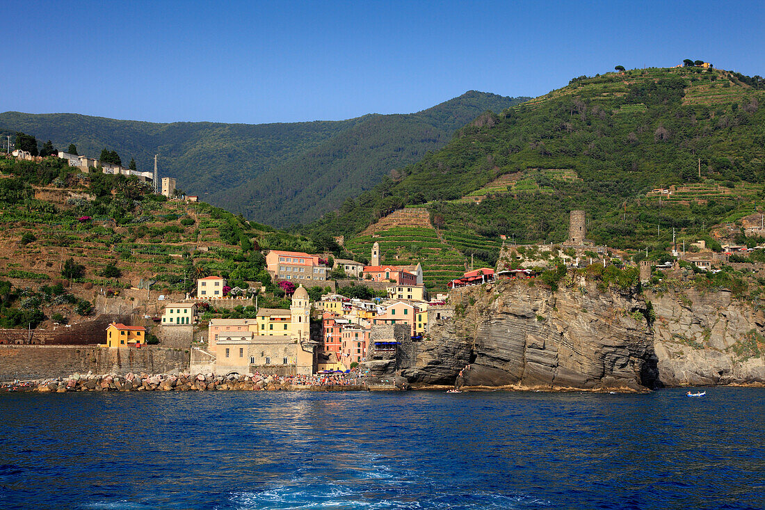 Blick vom Meer auf Vernazza, Bootsfahrt entlang der Küste, Cinque Terre, Ligurien, Italienische Riviera, Italien, Europa