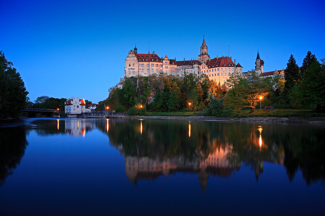 Schloss Sigmaringen im Abendlicht, Naturpark Obere Donau, Schwäbische Alb, Baden-Württemberg, Deutschland