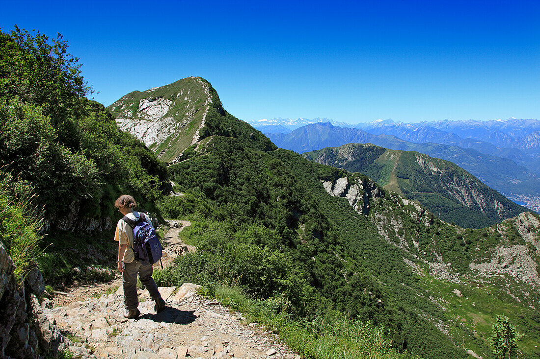 Frau bei Bergwanderung zum Monte Tamaro, Tessin, Schweiz