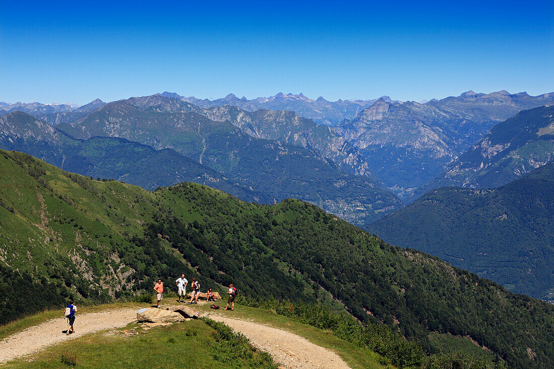 Wanderer vor Bergkulisse, Bergwanderung zum Monte Tamaro, Tessin, Schweiz