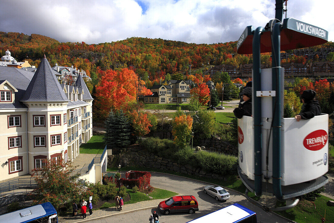 Mit der Seilbahn ueber Mont Tremblant, Resort, Provinz Quebec, Kanada