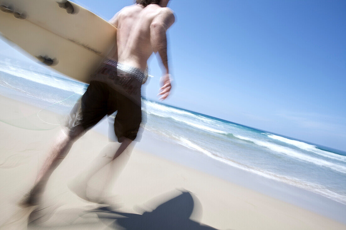 Surfer am Strand, Istmo de la Pared, Fuerteventura, Spanien