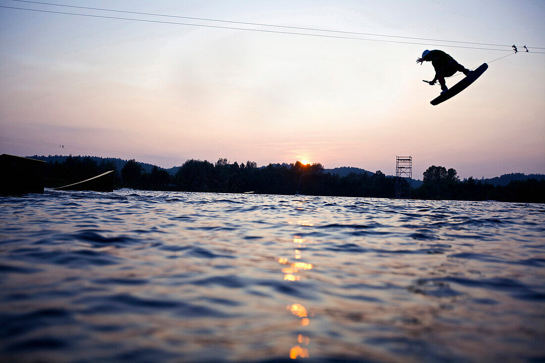 Wakeboarder im Sprung, Thannhausen, Bayern, Deutschland