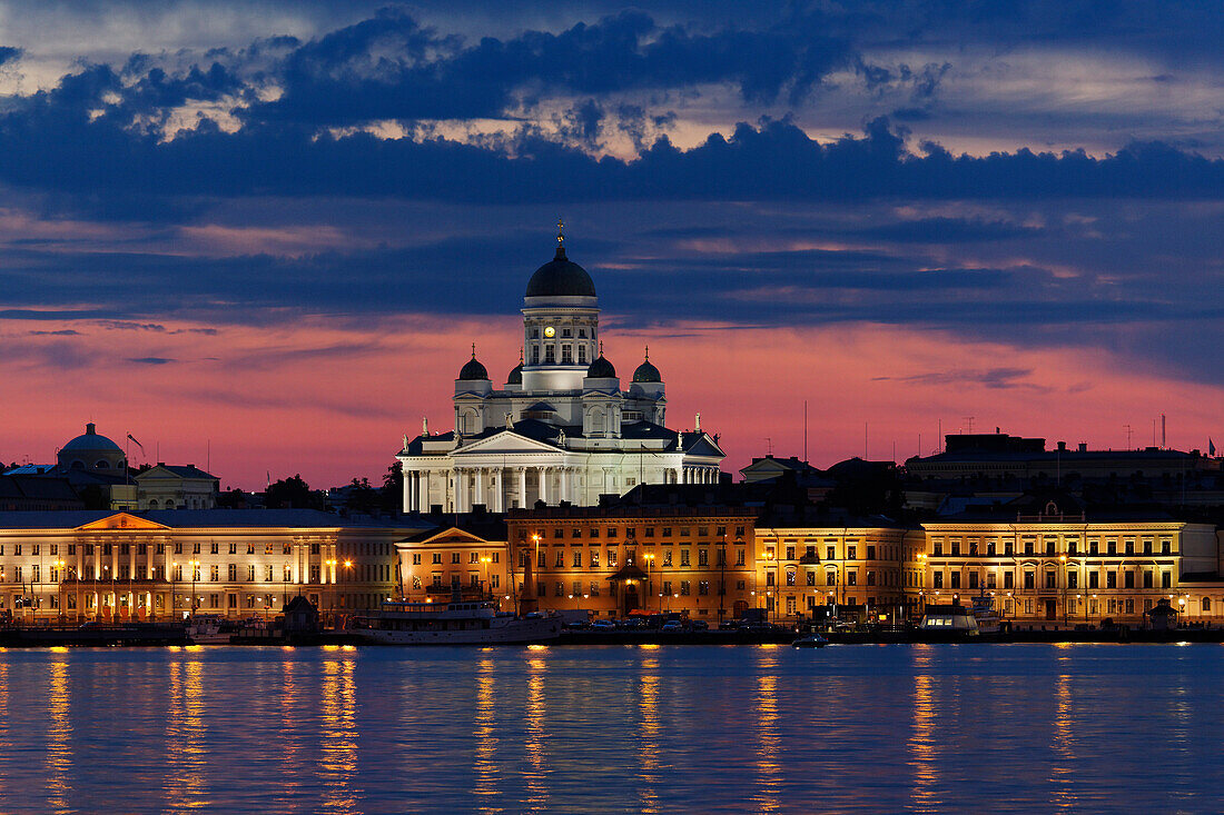 Hafenbecken und Repräsentationsbauten an der Norra- und Pohjois-Esplanade und die Helsinki Kathedrale, Kathedrale Tuomiokirko, Helsinki, Finnland