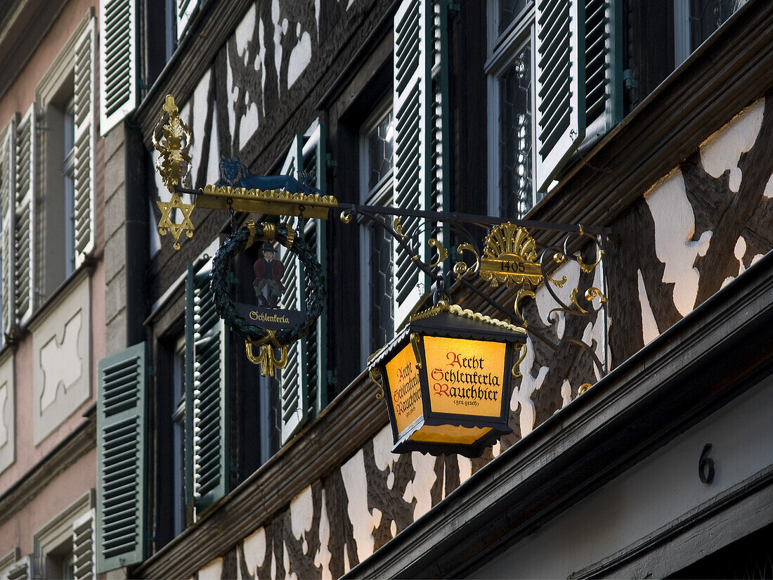 Laterne der Brauereigaststätte Schlenkerla, Altstadt, Bamberg, Bayern, Deutschland