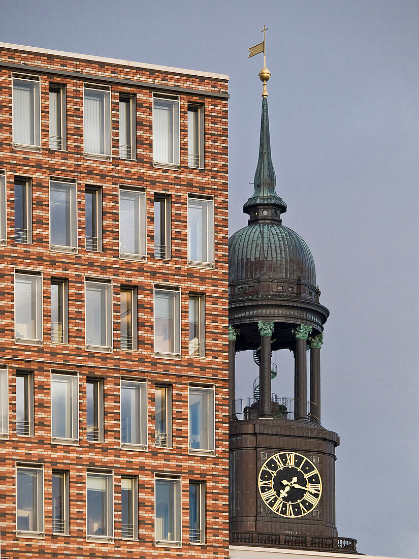 Michaeliskirche vor Bürogebäude, Hamburg, Deutschland