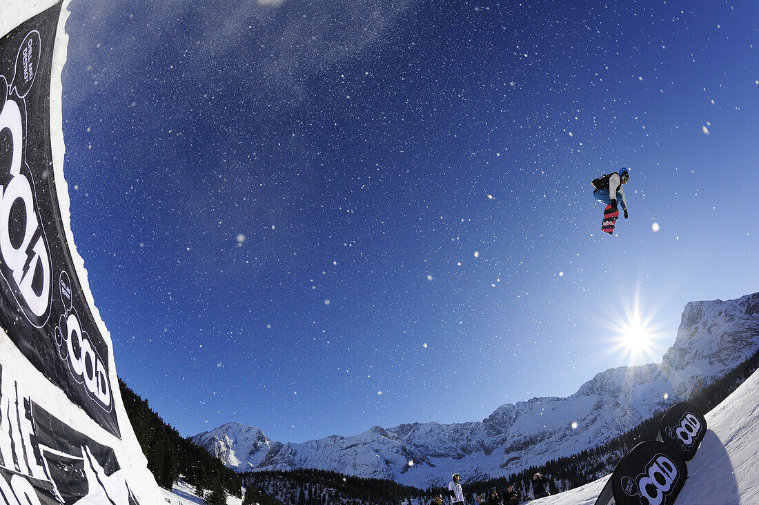 Snowboarder beim Sprung von Schanze, Funpark Ehrwalder Alm, Tiroler Zugspitzarena, Ehrwald, Tirol, Österreich