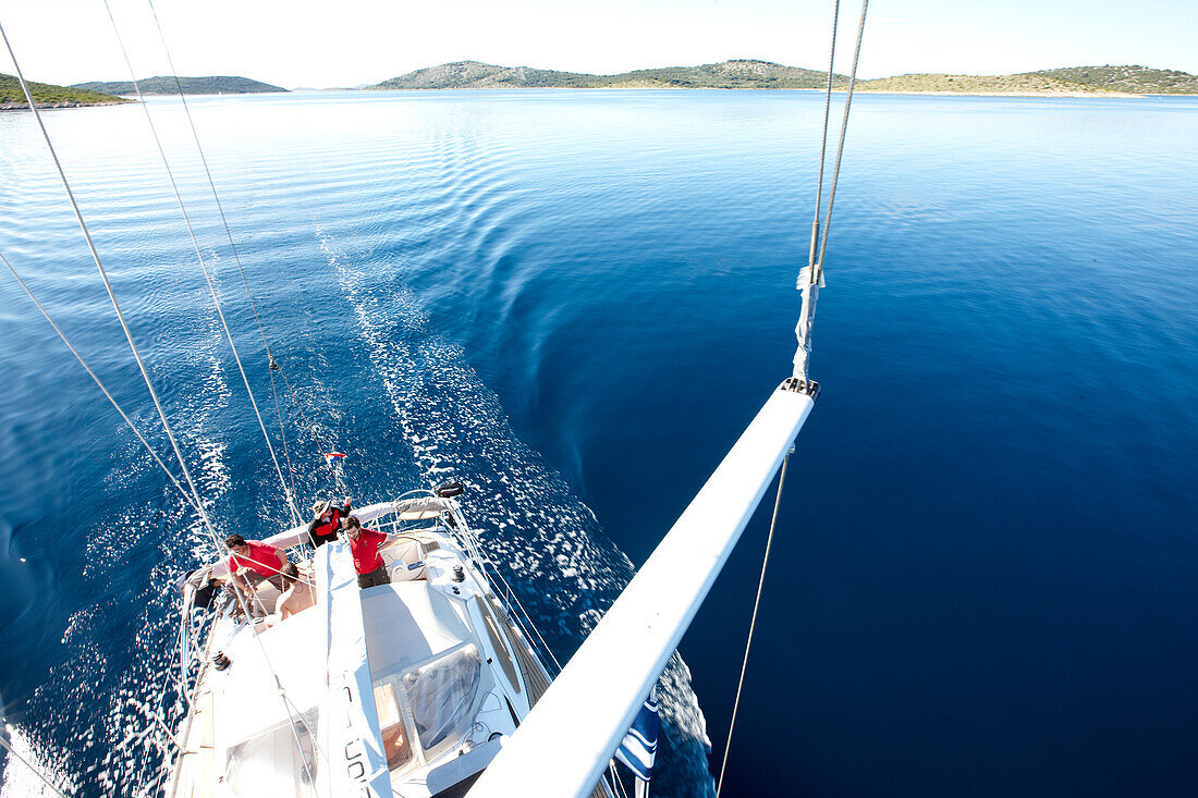 Blick vom Mast auf die Besatzung eines Segelboots, Kornaten, Kroatien, Europa