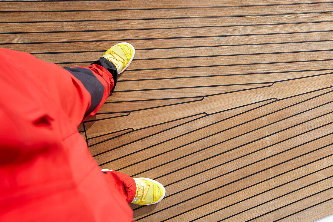 Gelbe Schuhe auf dem Vordeck einer Segelyacht, Kroatien, Europa