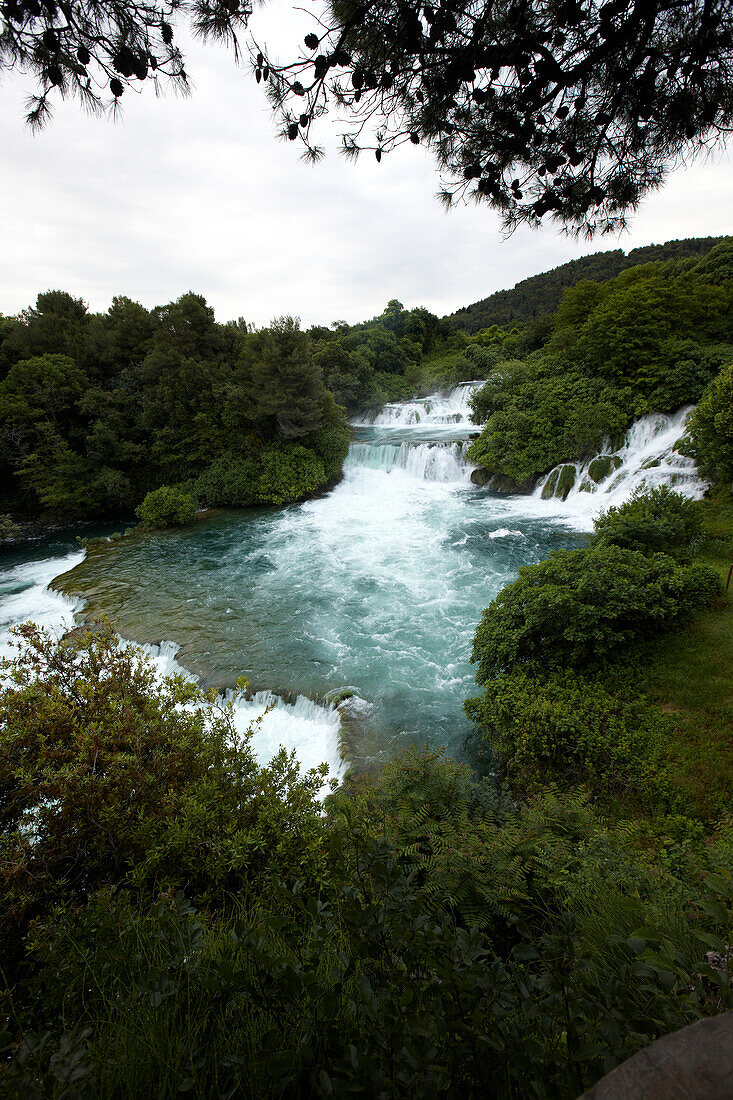 Blick auf die Krka Wasserfälle unter bedecktem Himmel, Kroatien, Europa