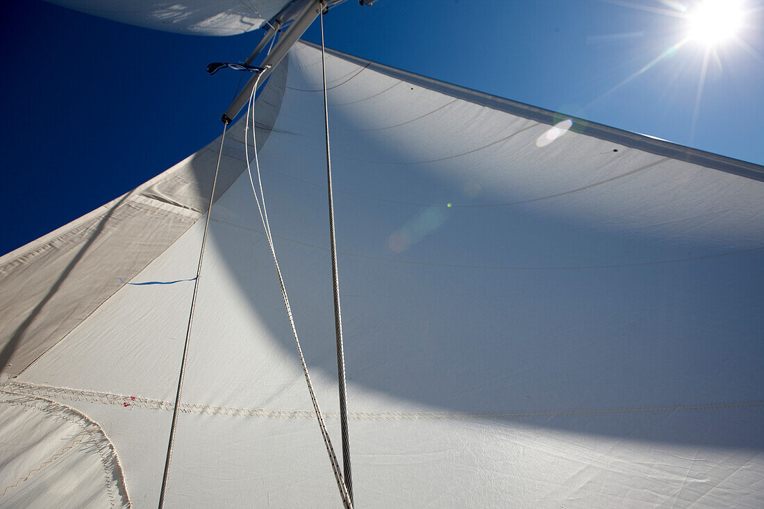 Segel eines Segelboots im Sonnenlicht, Kroatien, Europa