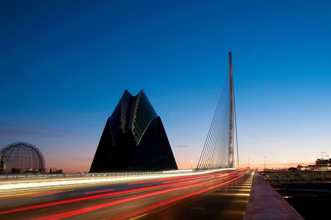 L'Assut d'Or-Brücke und die Agora am Abend. Stadt der Künste und Wissenschaften, Valencia, Comunidad Valenciana, Spanien.