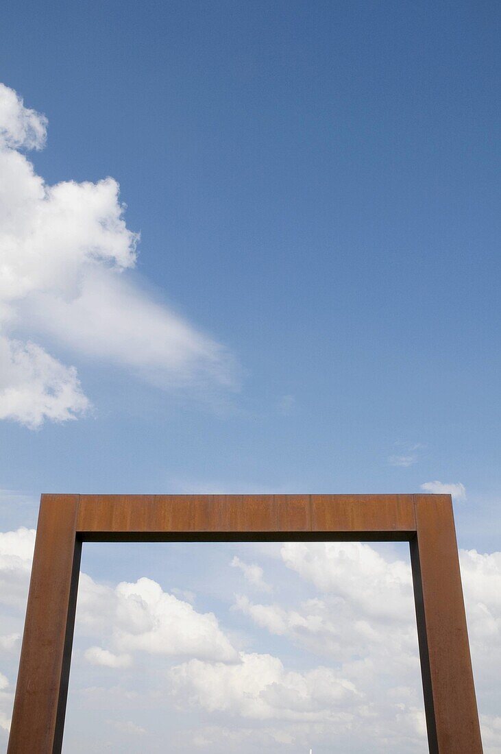 Detail einer Skulptur vor blauem Himmel Juan Carlos I Park Madrid Spanien