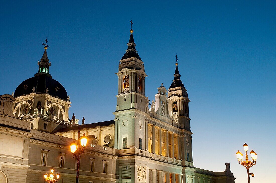 Die Almudena-Kathedrale, Nachtansicht Madrid Spanien