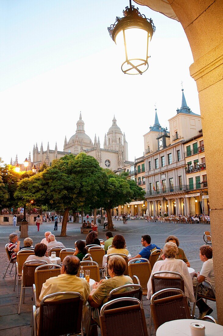 Menschen auf der Terrasse am Abend Hauptplatz Segovia Kastilien-León Spanien