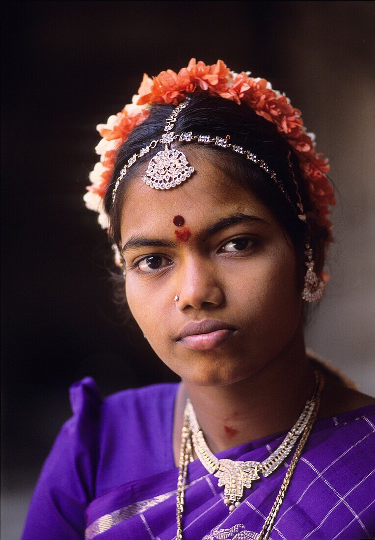 YOUNG HINDU WOMAN, KANCHIPURAM, TAMIL NADU, INDIA