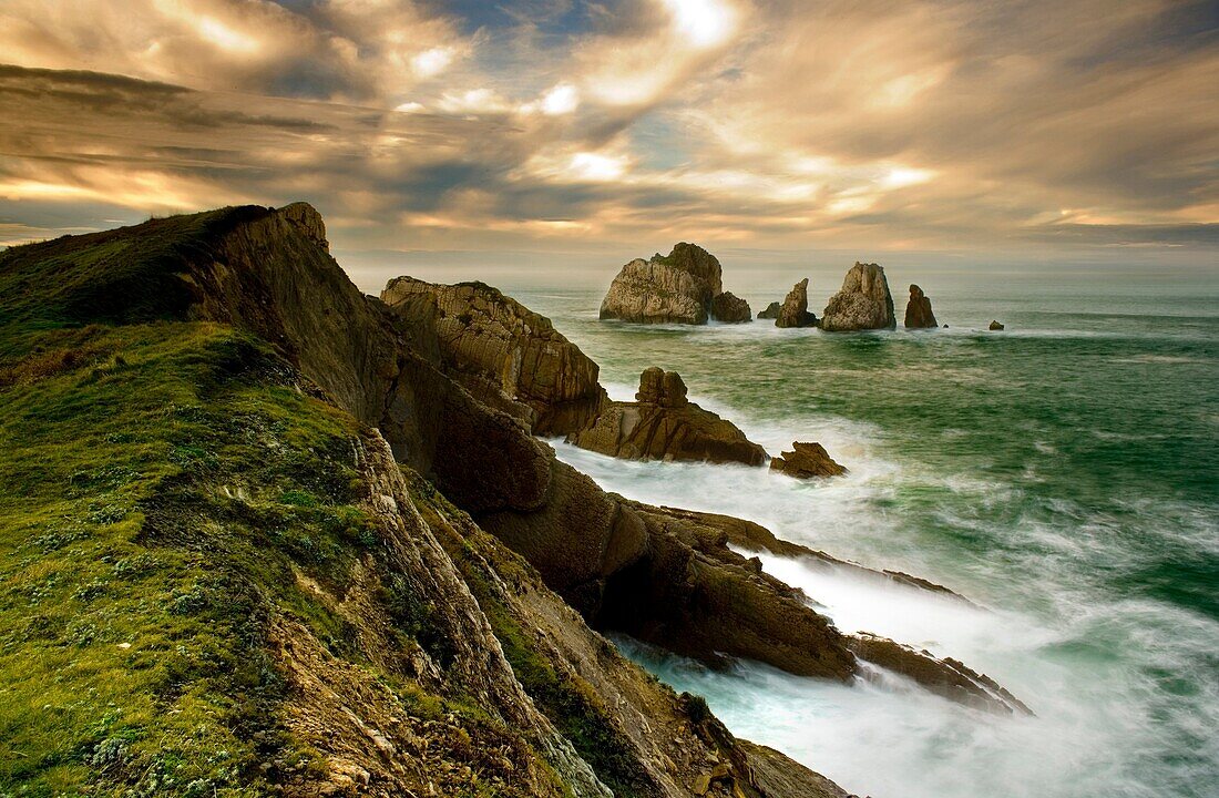 Atardecer en los alcantilados de portio, cantabria