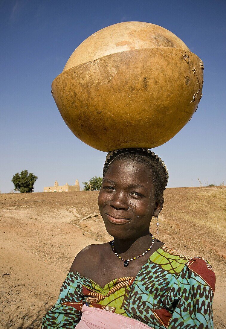 Woman carrying a jar for water  Rafin Wada  Niger