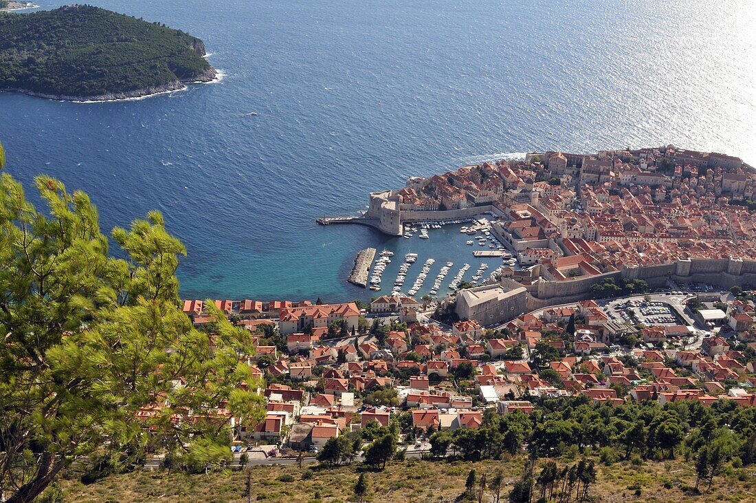 Croatie Mer Adriatique Cote Dalmate  Dubrovnik  Edifiée au XIIIeme siècle, cette ville médiévale à l ´architecture préromane et baroque se compose de puissants remparts, de forteresses, de palais, d´églises et de couvents  Dubrovnik est Classé au patrimoi