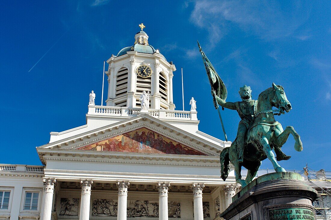 Belgium, Brussels, Statue of Geoffrey de Bouillon, background Church of Saint Jacques Sur Coudenberg